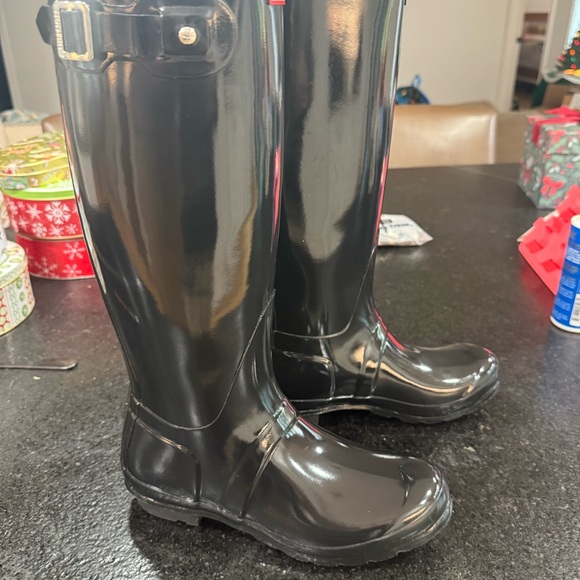Hunter Tall Gloss Rain Boots – Glossy Black
Size: Women’s US 7 - Picture 11 of 13